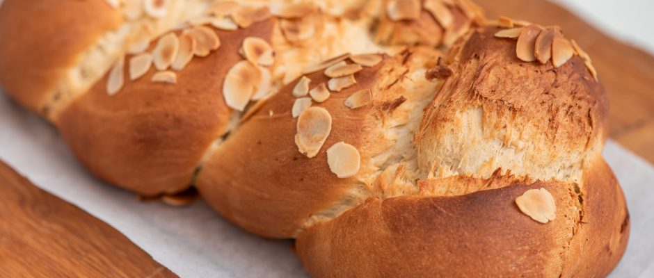 Τσουρέκι: Το παραδοσιακό, γλυκό ψωμάκι που «μυρίζει» ελληνική γιορτή