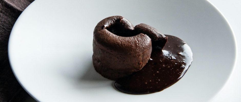 Soufflé VS Moelleux: Ποια είναι η διαφορά των δύο λαχταριστών κέικ σοκολάτας