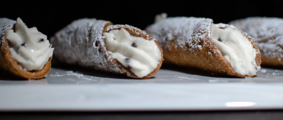 Κανόλι: Το ιταλικό τυλιχτό γλύκισμα από τη Σικελία που έκανε διάσημο ο «Νονός»