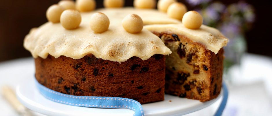 Simnel cake: Το κέικ φρούτων που τρώνε οι Βρετανοί το Πάσχα