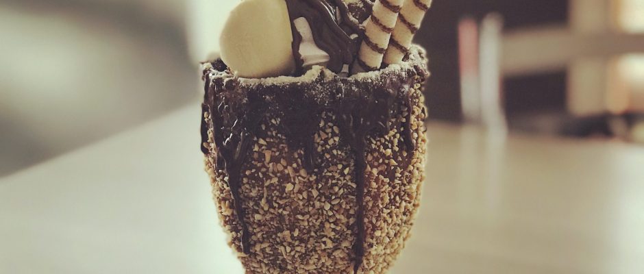 Sundae: Το δημοφιλές επιδόρπιο παγωτού από τις ΗΠΑ
