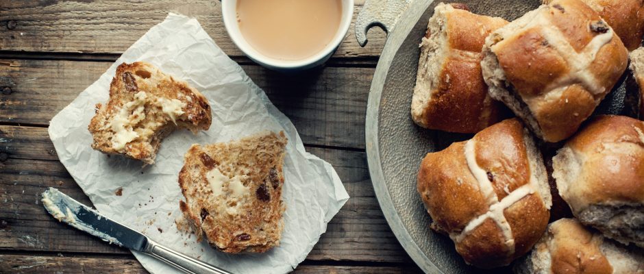 Hot Cross Buns: Τα ψωμάκια με τον σταυρό που τρώνε στην Αγγλία το Πάσχα